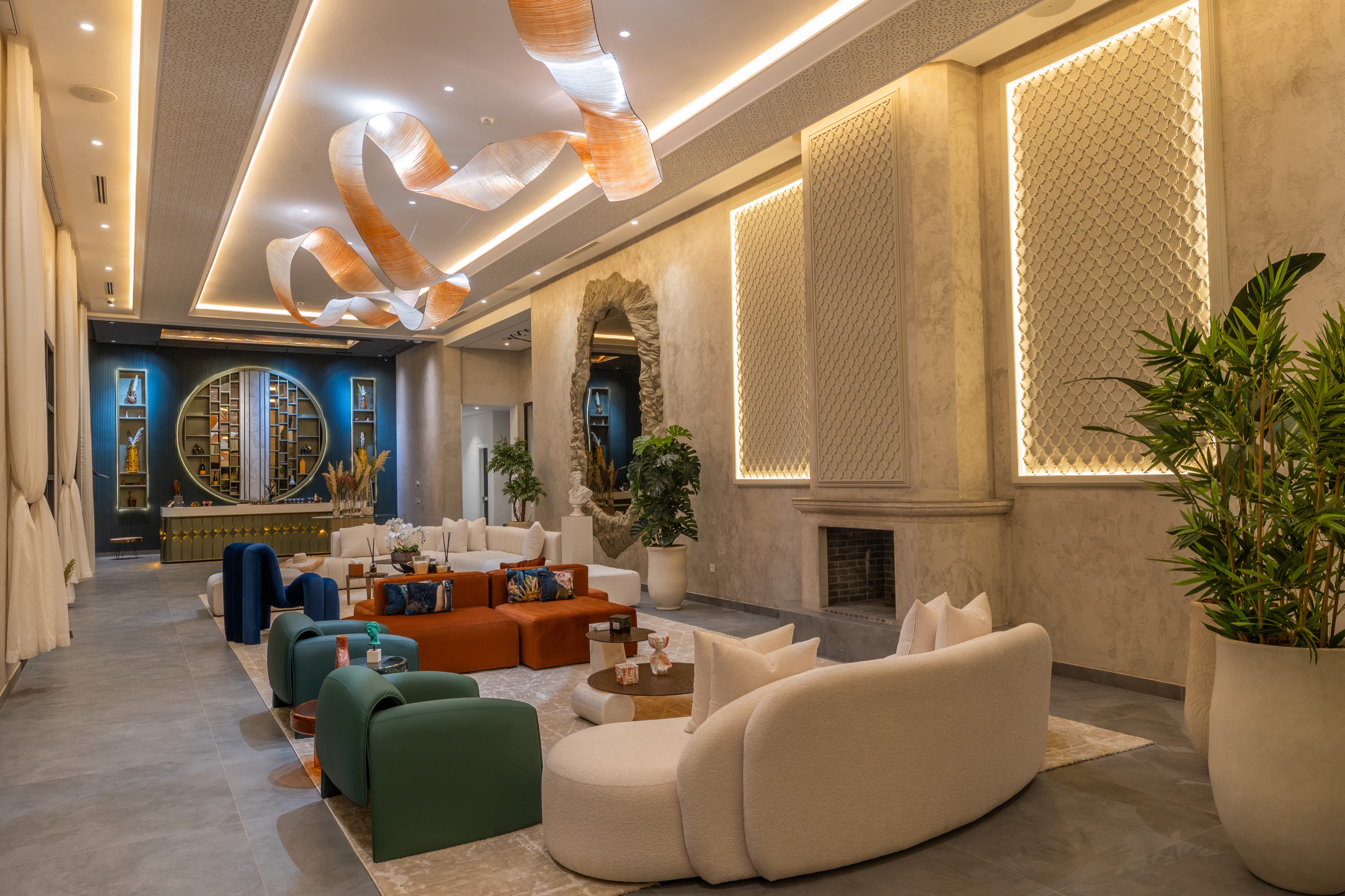 Salon Yin avec fauteuils colorés et luminaires suspendus