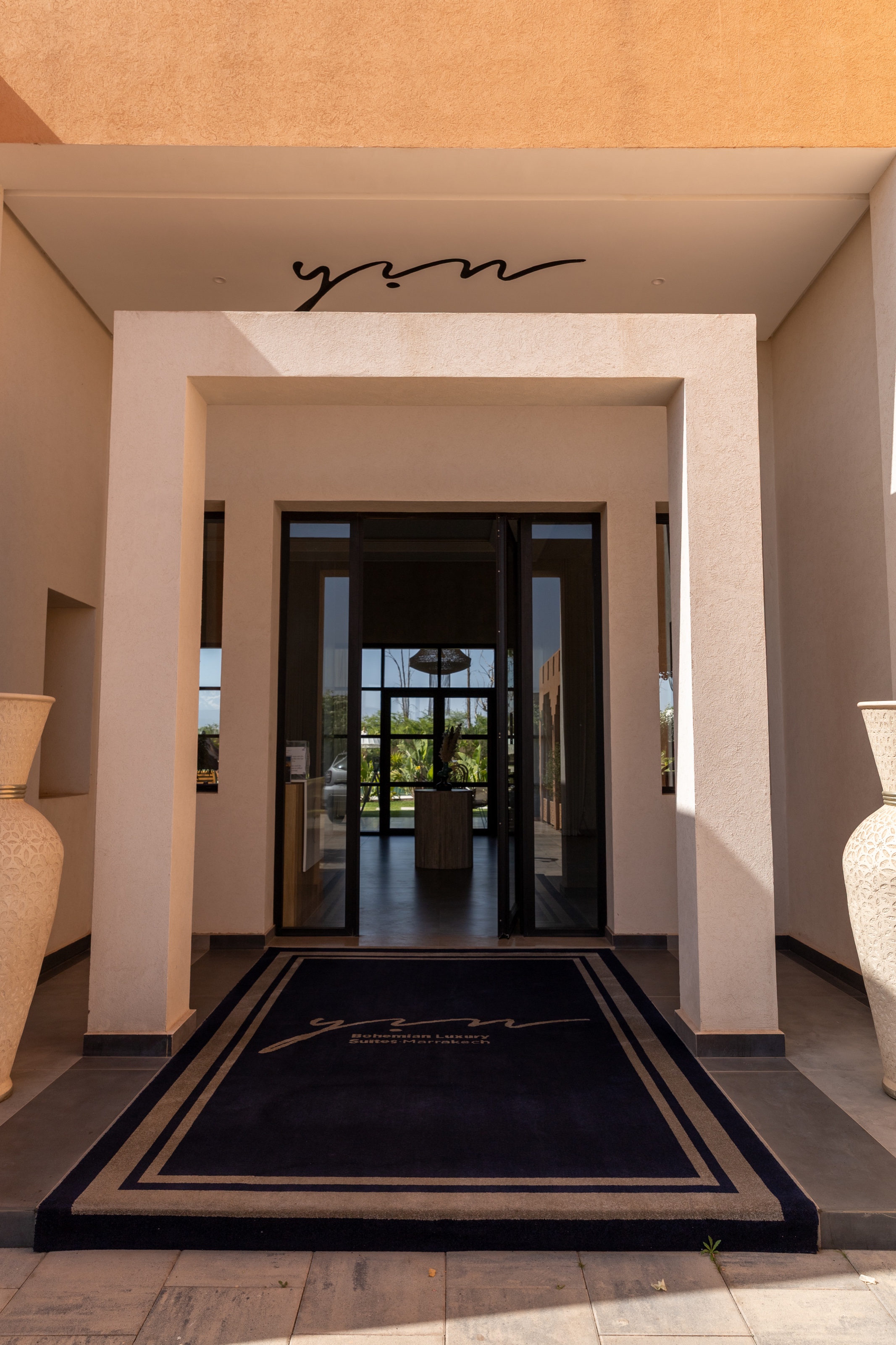 Entrée de Yin Hotel ouverte sur le salon et le jardin