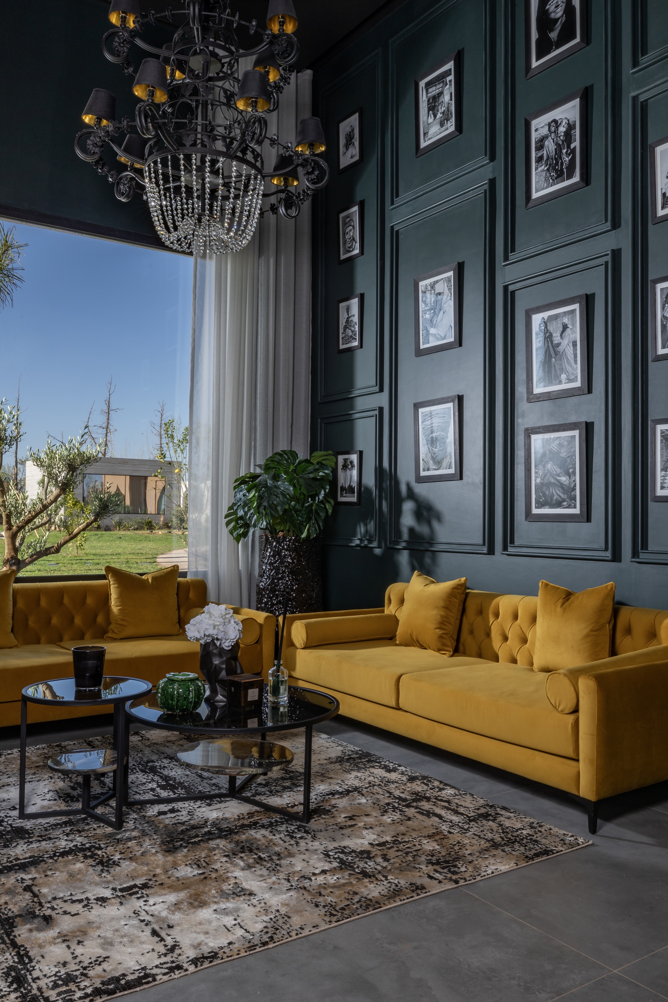 Salon Yin avec canapés jaunes et mur de cadres photographiques