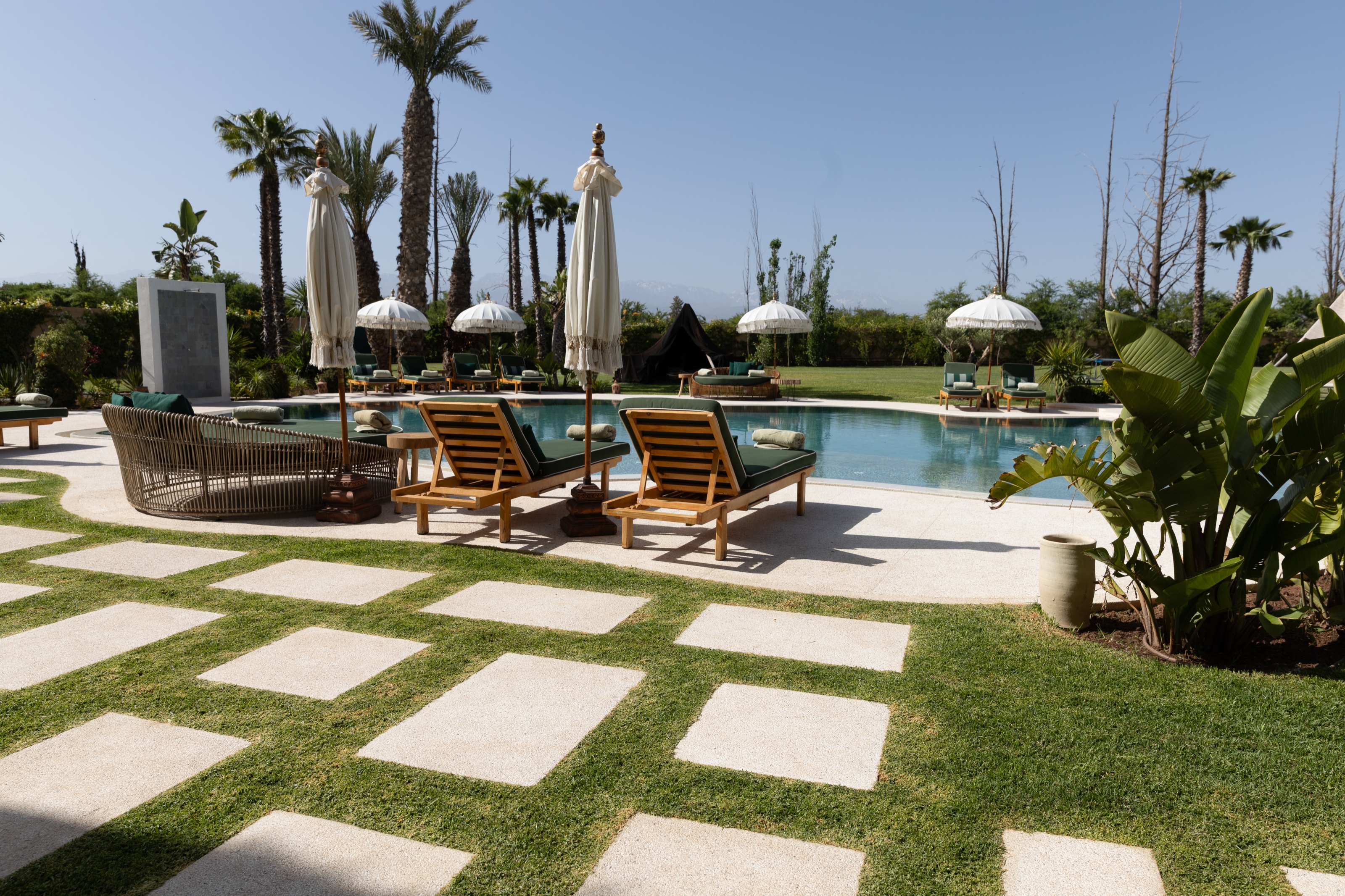Terrasse et transats autour de la piscine de Yin Hotel